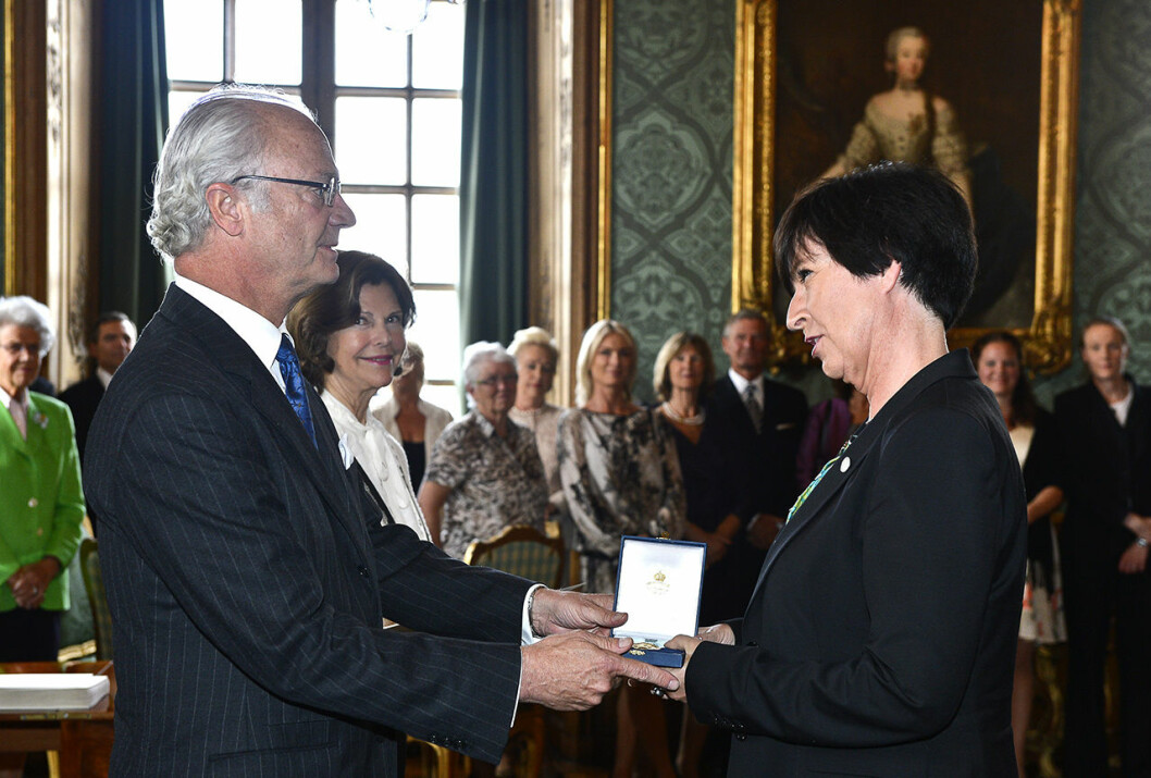 Mona Sahlin mottog medalj 12:e storleken i serafimerordens band från kungen vid en ceremoni på Stockholm Slott 2012. Mona Sahlin får medalj av kung Carl Gustaf