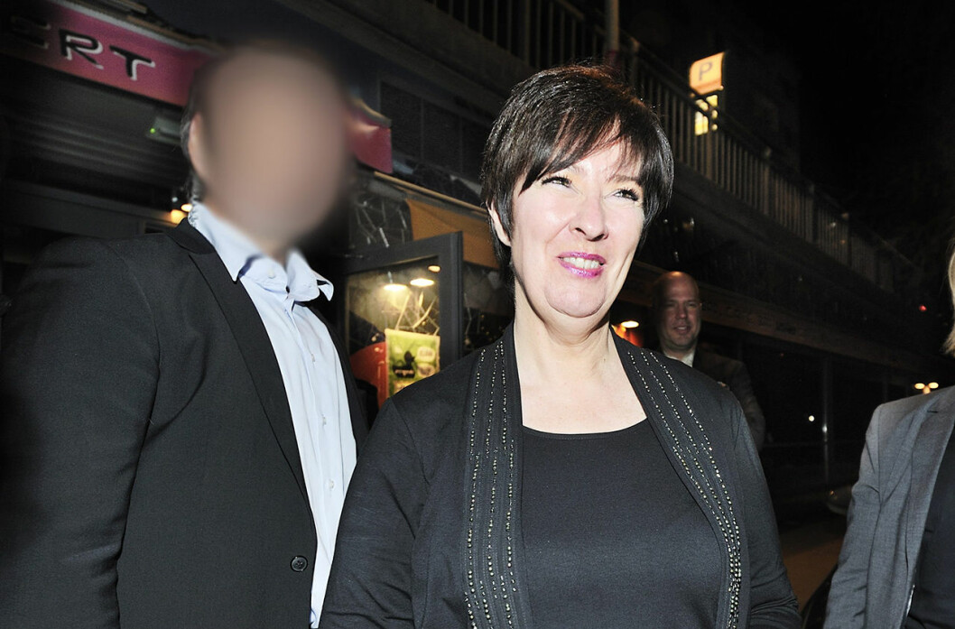 Mona Sahlin med hennes förra livvakt, Hernando Labbé Solinas, i bakgrunden. Mona Sahlin med sin föredetta livvakt