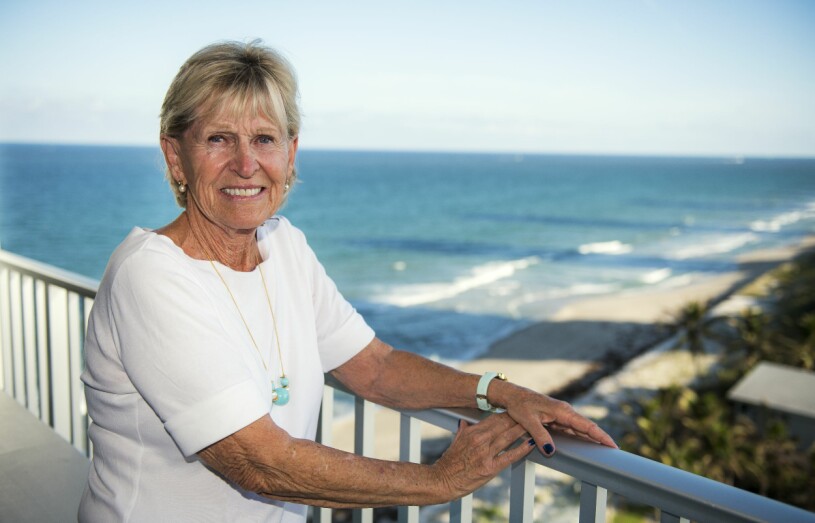 Mona trivs i North Palm Beach där hon har en våning med utsikt över havet.