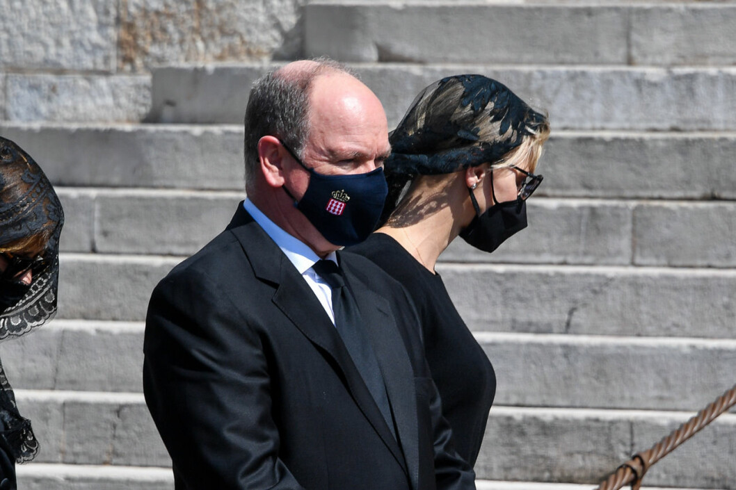 Albert och Charlene. Albert och Charlene på begravning i Monaco.