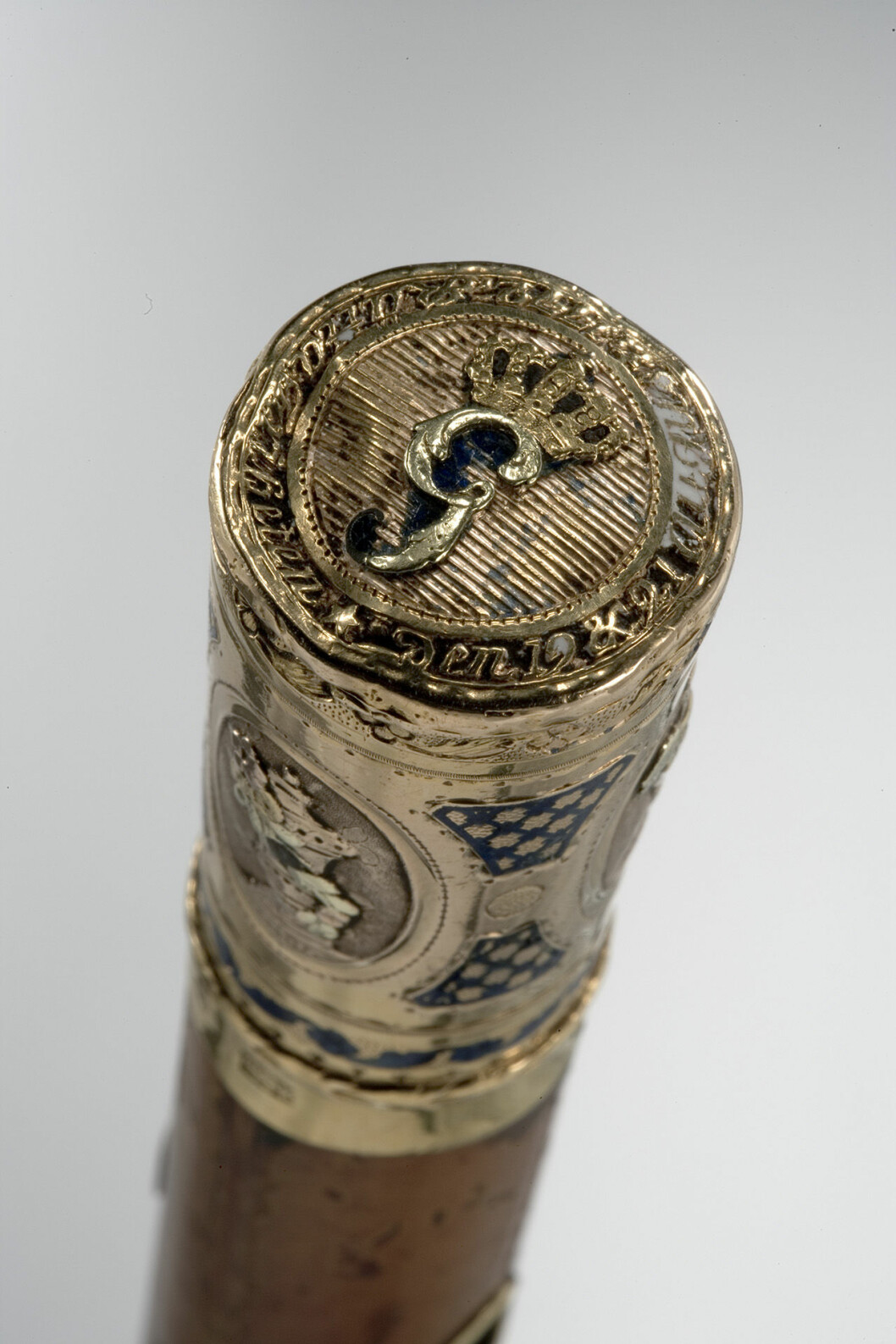 Souvenirkäpp med Gustav III:s monogram och texten “Rätta Friheten den 19 & 21 Augusti 1772”. Monogram