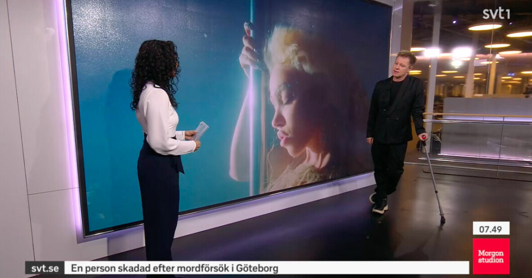 Per Sinding-Larsen med krycka i SVT:s Morgonstudion. Per Sinding-Larsen