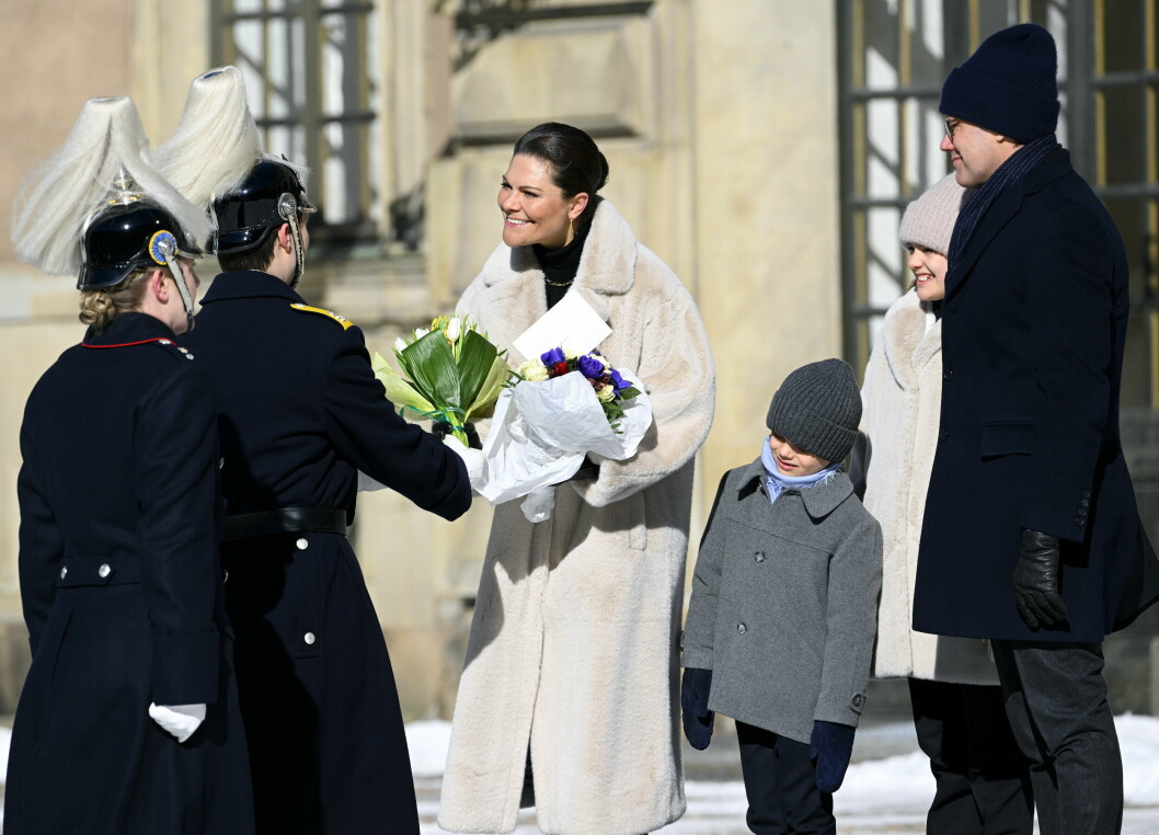 Som tur är kan ju familjen följa med på jobbet ibland, som på Victorias namnsdag. Kronprinsessan Victoria tar emot blommor på sin namnsdag bredvid prins Daniel, prins Oscar och prinsessan Estelle