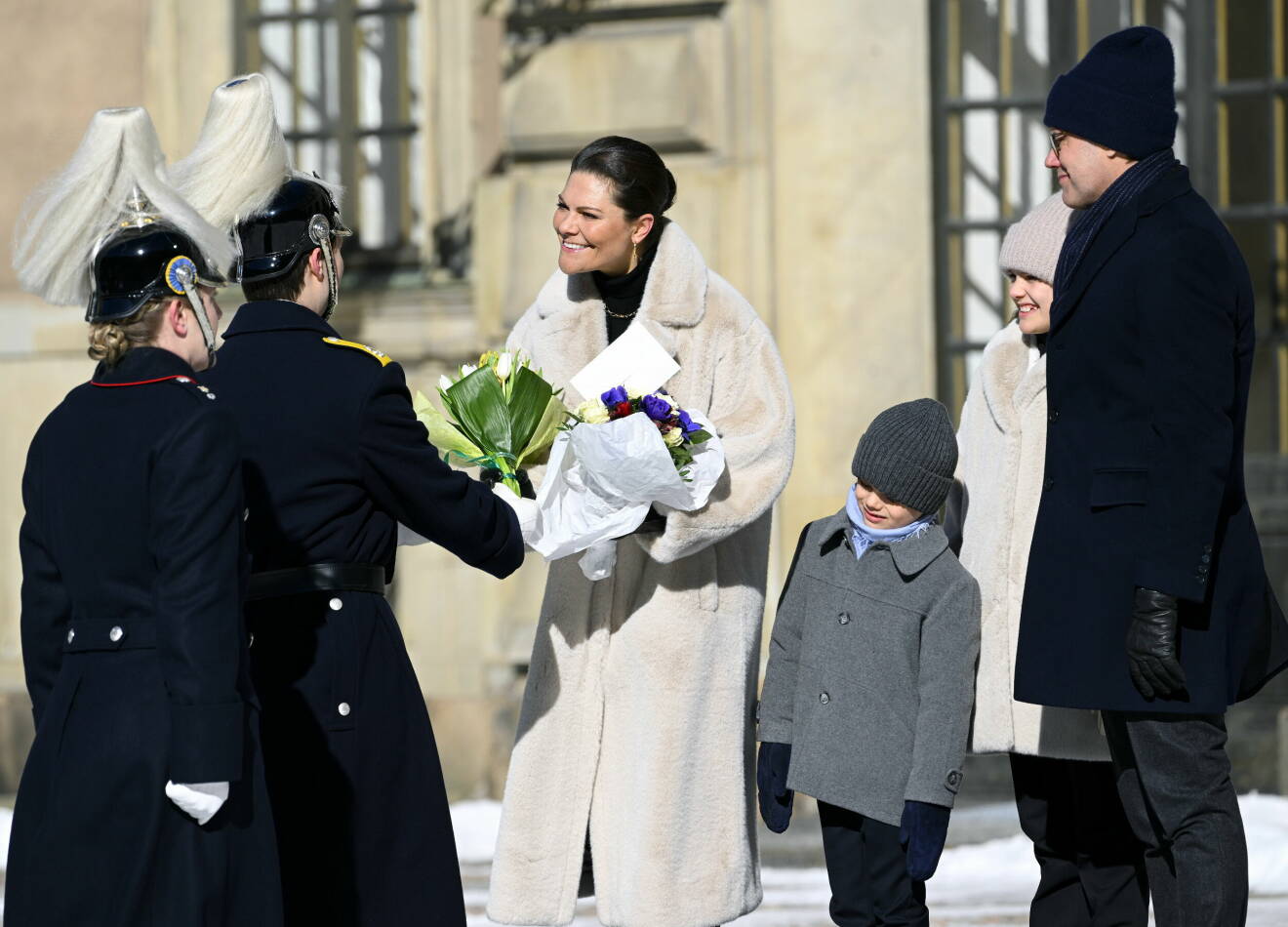 Kronprinsessan Victoria tar emot blommor på sin namnsdag bredvid prins Daniel, prins Oscar och prinsessan Estelle
