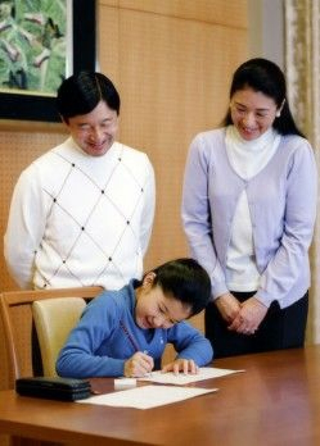 Prinsessan Aiko undervisas nu delvis hemma. Prinsessan Aiko undervisas nu delvis hemma.