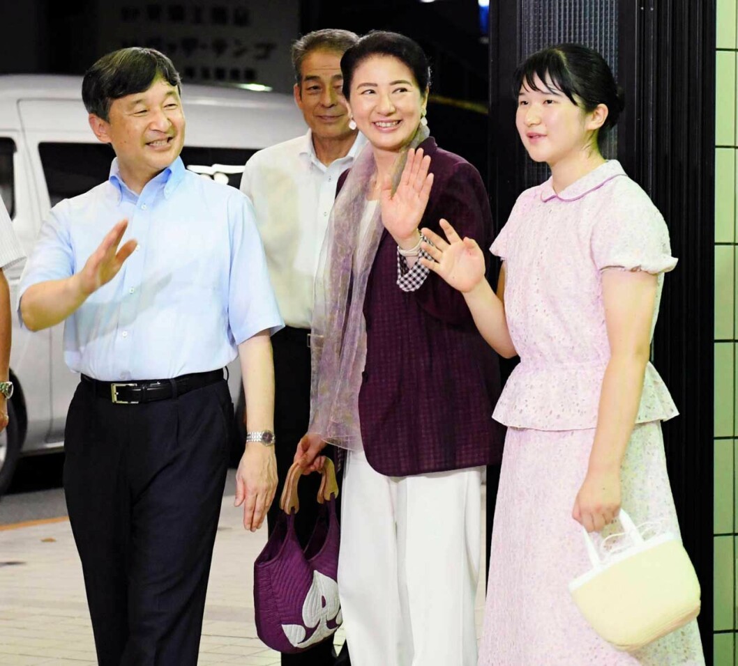Det nya kejsarparet ses här på bilden tillsammans med dottern Aiko när de var på väg att åka på sin sommarsemester. japanska kejsarfamiljen m Naruhito