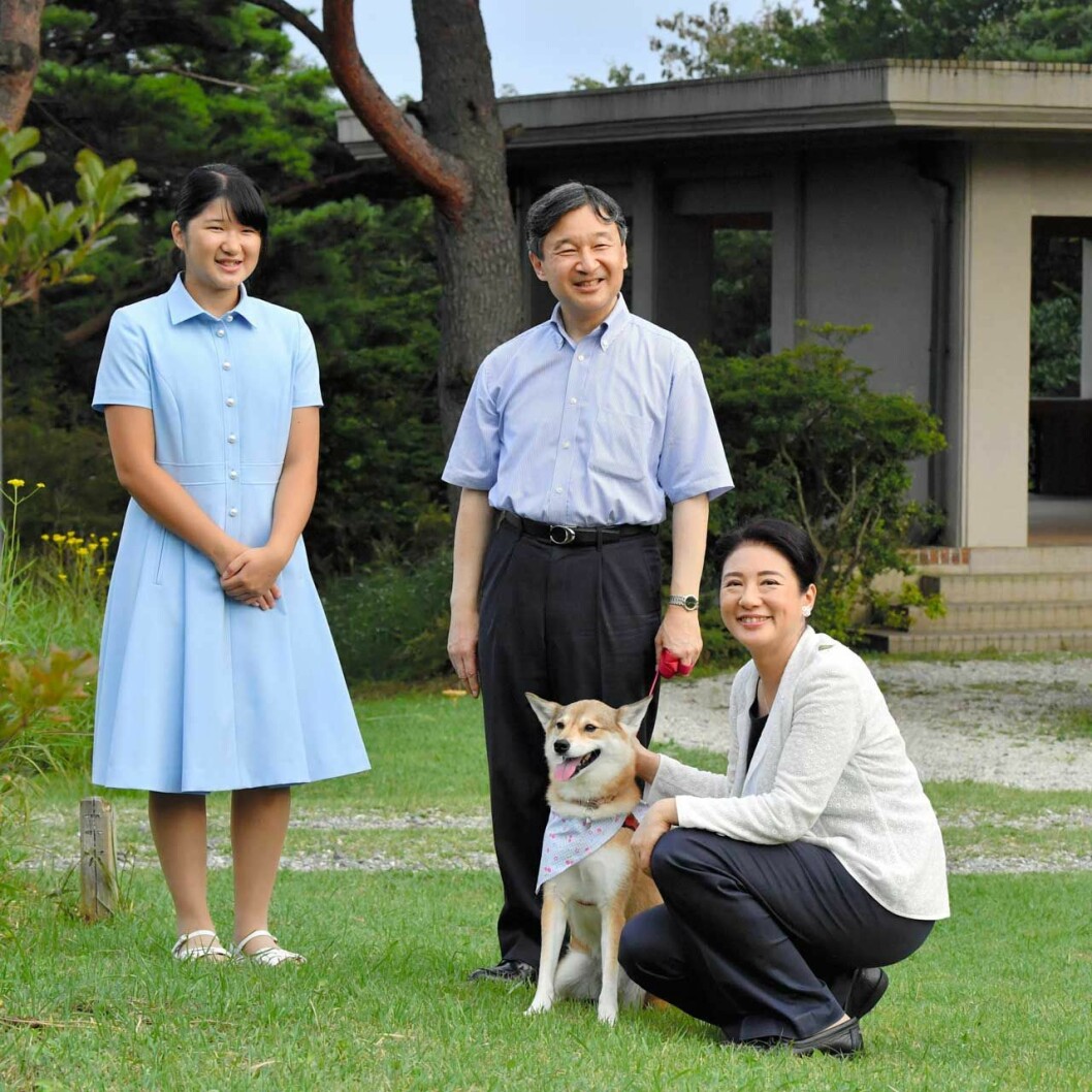 Den nya kejsarfamiljen: Naruhito och Masako och dottern Aiko och hunden Yuri. Den nya kejsarfamiljen: Naruhito och Masako och dottern Aiko och hunden Yuri.