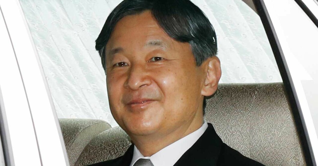 Den kommande kejsaren Naruhito, här i en bil på väg till abdikations-ceremonin, kommer att officiellt ta över tronen under onsdagen den 1 maj. Naruhito tt