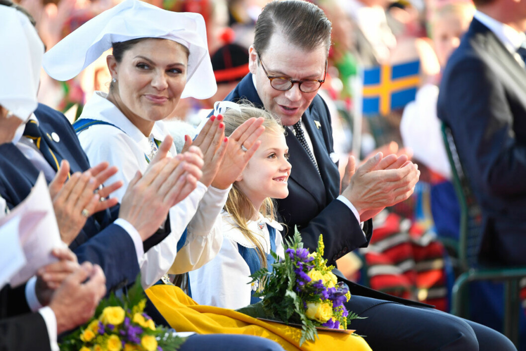Det blir inte som vanligt. Men kronprinsessan Victoria och prinsessan Estelle kommer förstås att fira Sverige ändå. Kronprinsessan Victoria och prinsessan Estelle vid nationaldagsfirandet på Solliden på Skansen.