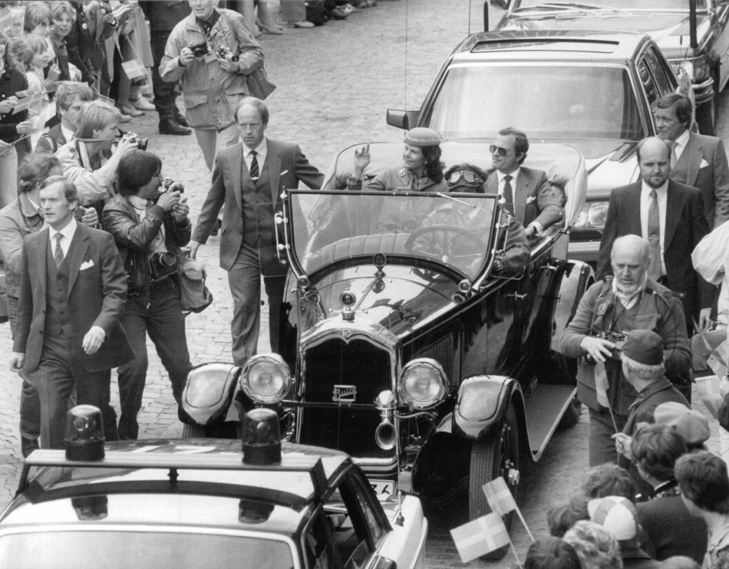 1983 var kungaparet i Ludvika under sin Eriksgata och nu kommer de tillbaka. Kungaparet i en öppen bil i Ludvika 1983. På Nationaldagen kommer de tillbaka.