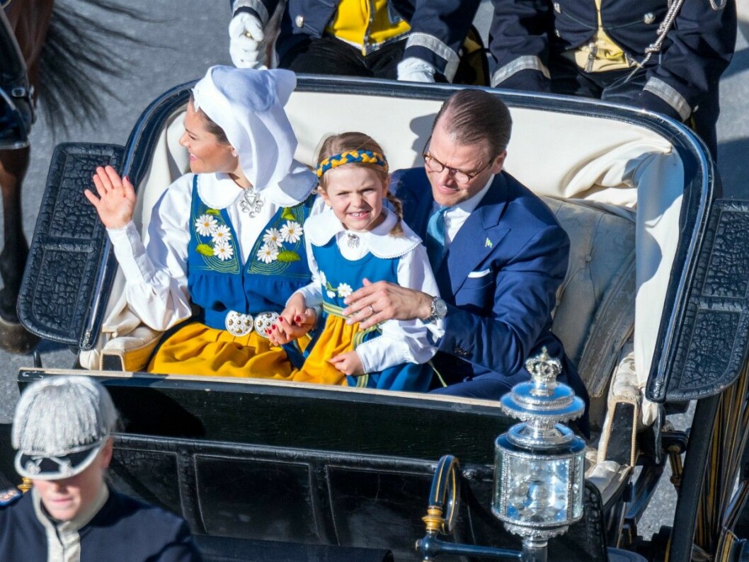 Vi håller tummarna för att prinsessan Estelle får åka med i kortegen även i år! Prinsessan Estelle i kortagevagen tillsammans med mamma kronprinsessan Victoria och pappa prins Daniel..