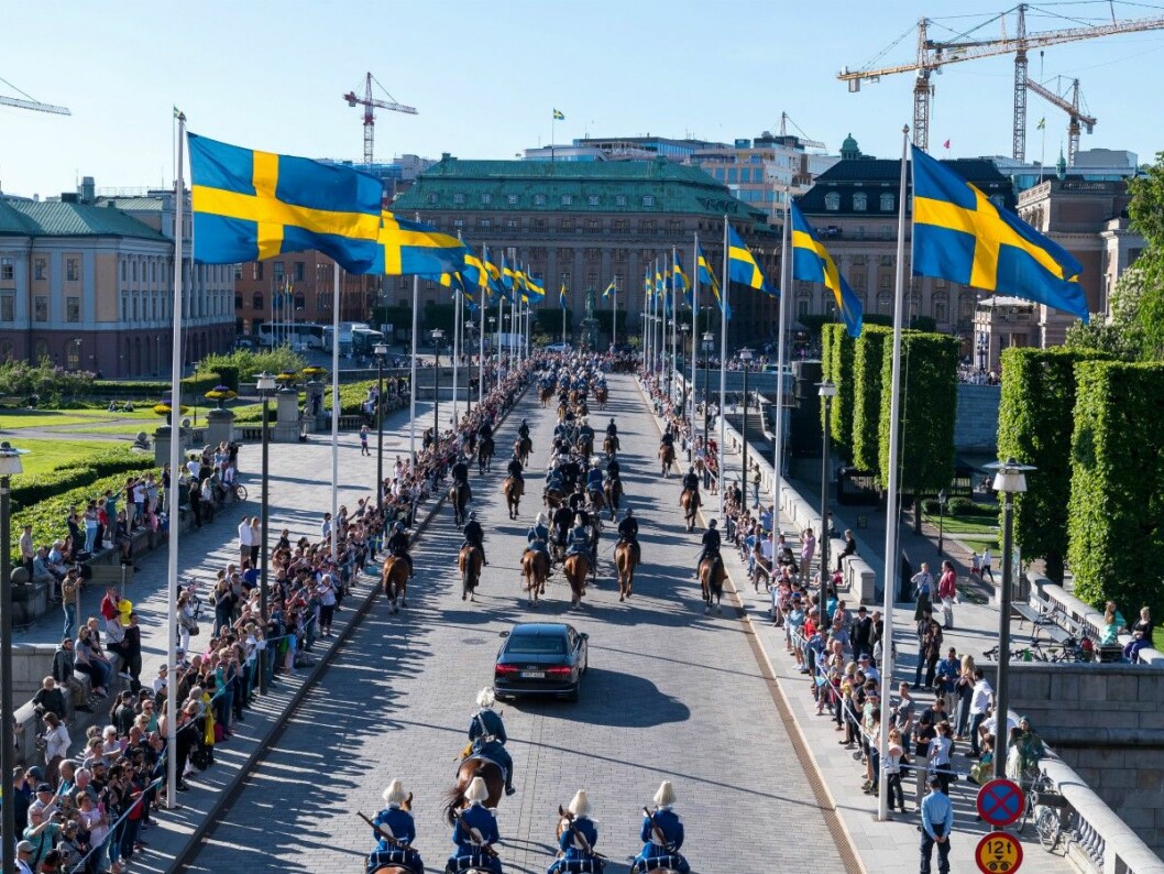 Så här brukar det se ut när nationaldagskortegen rullar över Norrbro. Nationaldagskortegen rullar över Norrbro.