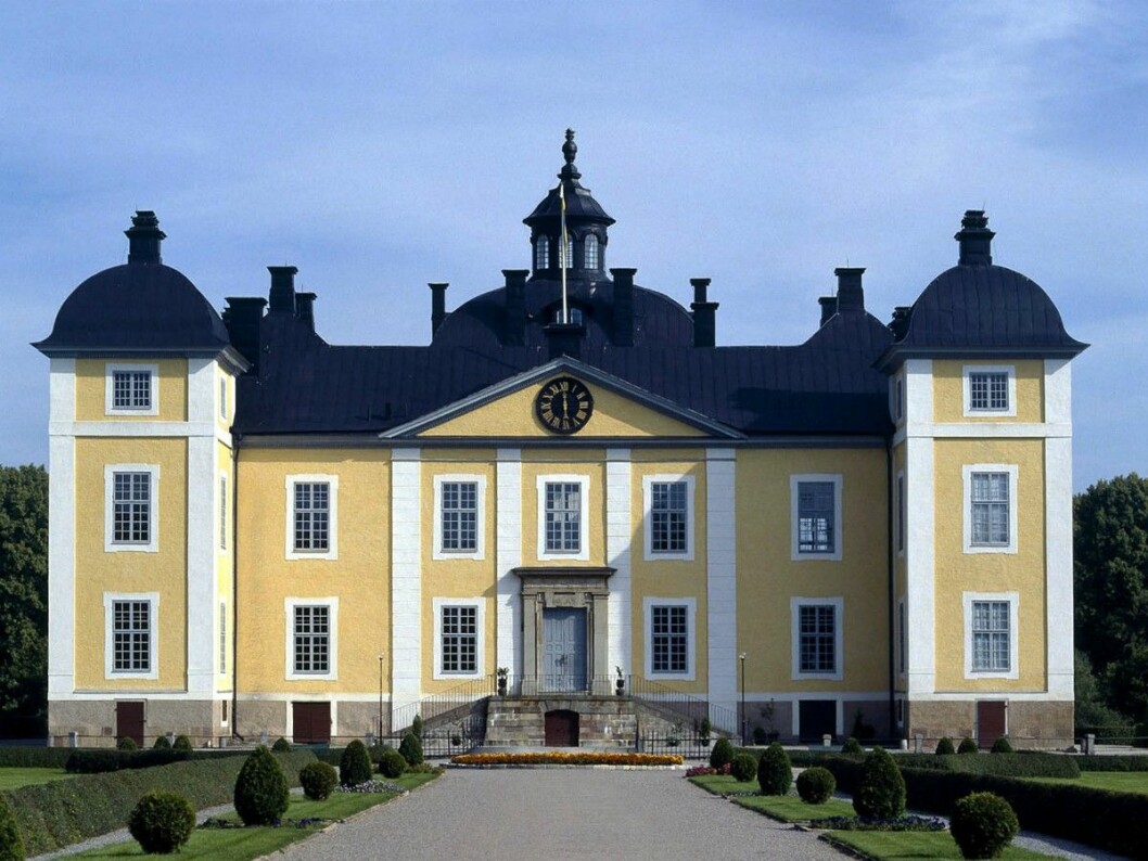 Vackra Strömsholms slott ligger några mil utanför Västerås. Vackra Strömsholms slott som ligger några mil utanför Västerås.