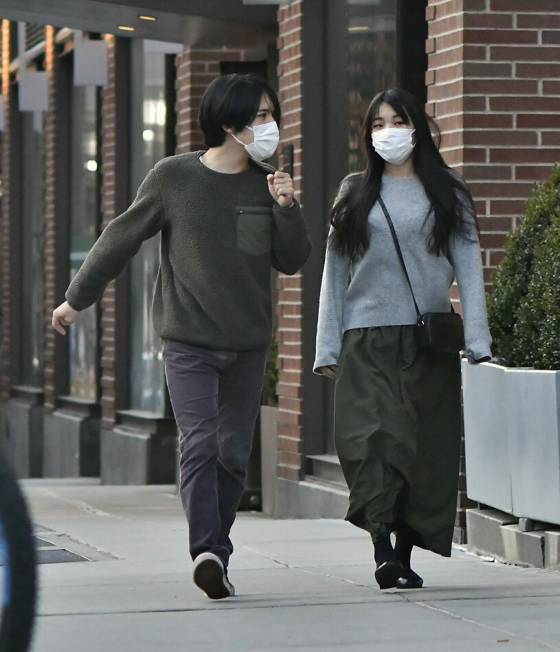 Nu har Kei och Mako ett helt nytt liv. Här på promenad i New York, ser de ut som vilket par som helst.