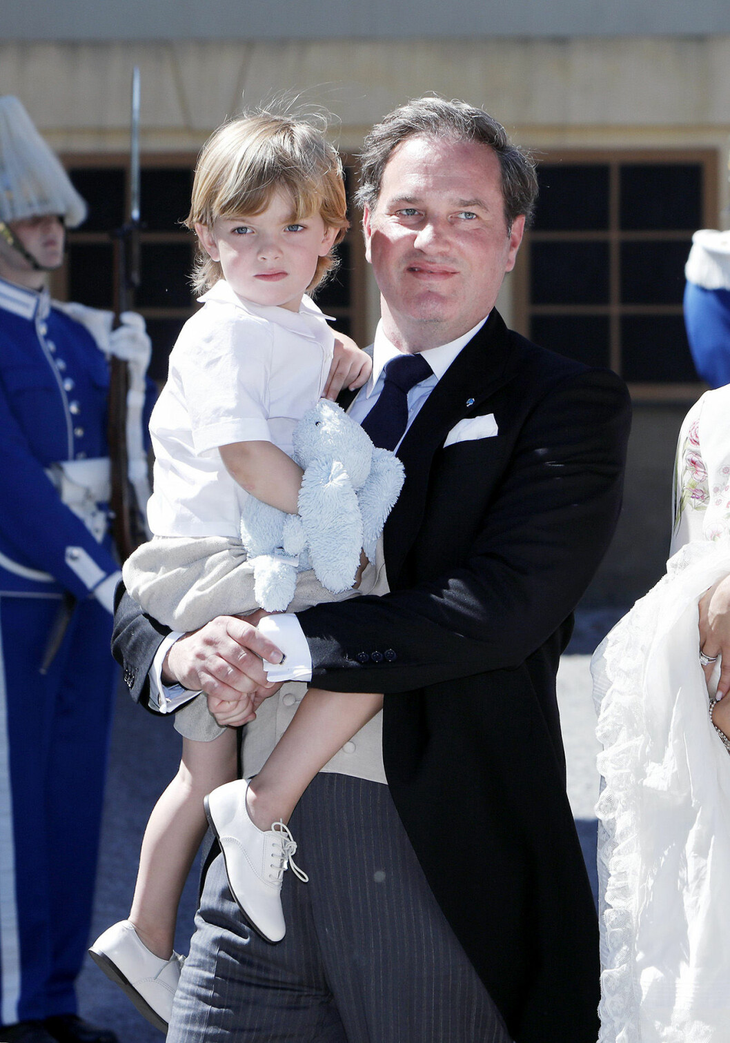 Prins Nicolas i pappa Chris famn under lillasyster Adriennes dop 2018. Prins Nicolas och Chris