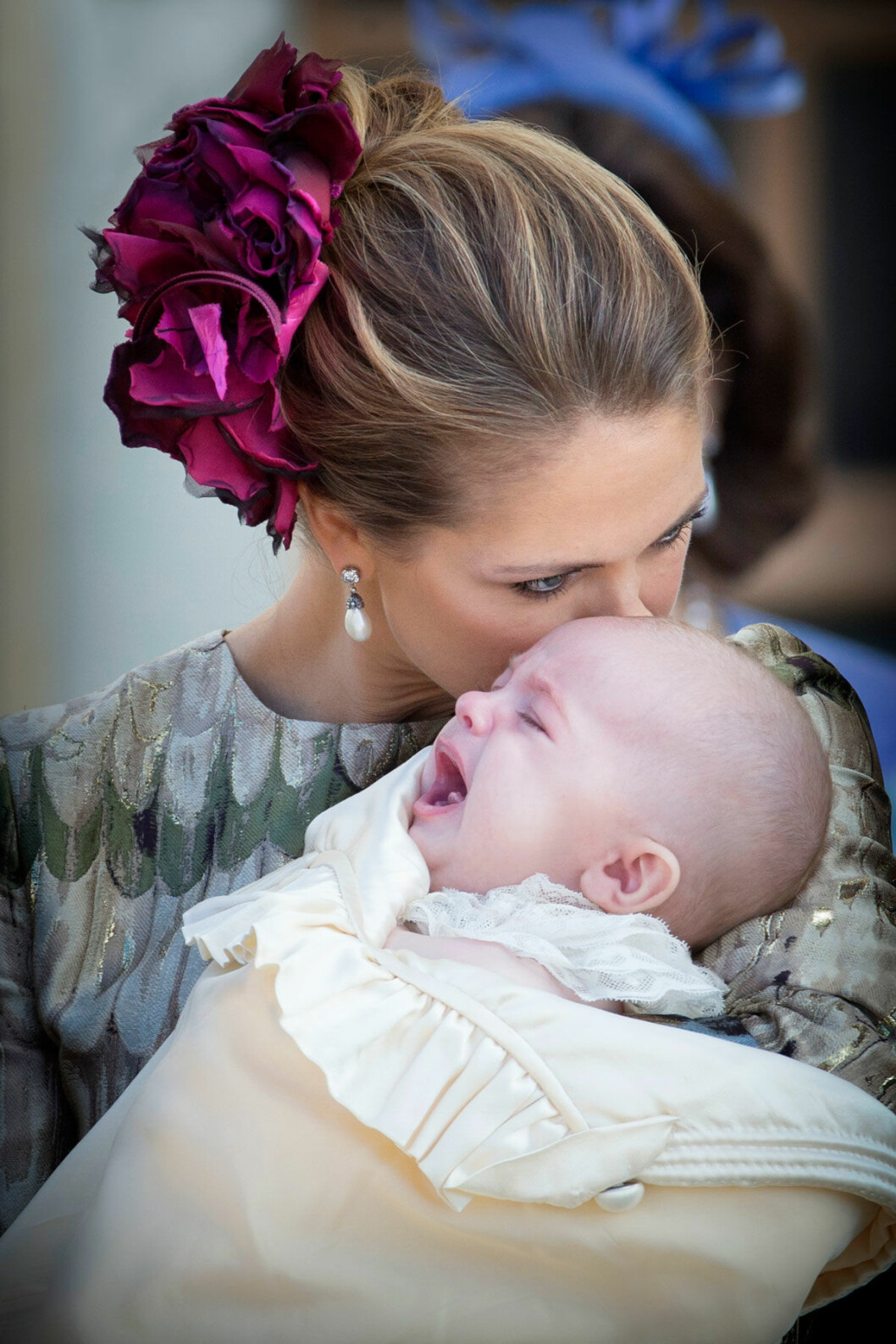 Prinsessan Madeleine tröstade lilla sonen Nicolas som grät sig igenom dopet. Prinsessan Madeleine tröstade lilla sonen Nicolas som grät sig igenom dopet.
