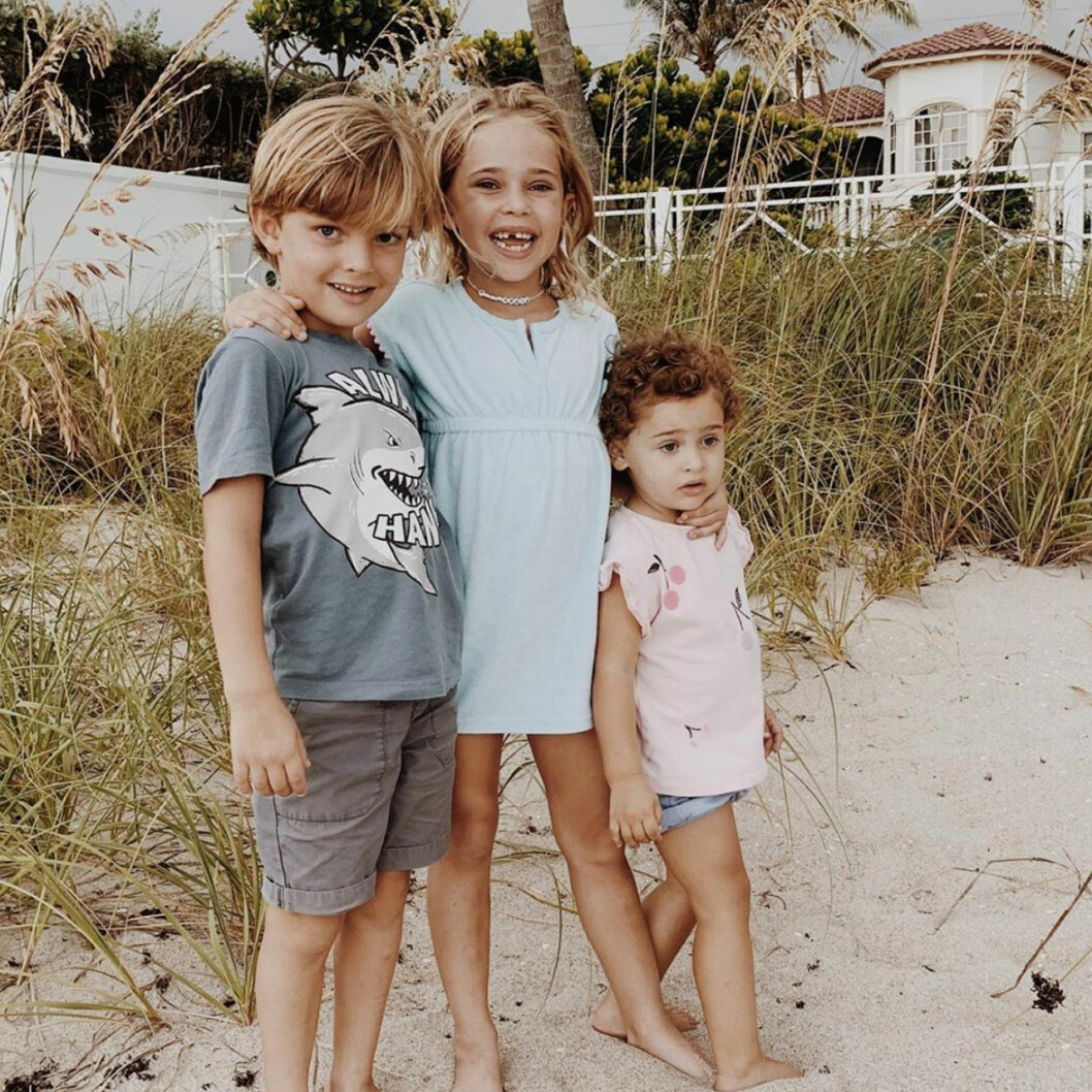 En typisk bild från Madeleines Instagramkonto: Nicolas, Leonore och Adrienne firar USA:s nationaldag på stranden hemma i Florida. Prins Nicolas, prinsessan Leonore och prinsessan Adrienne på en bild från prinsessan Madeleines Instagram.