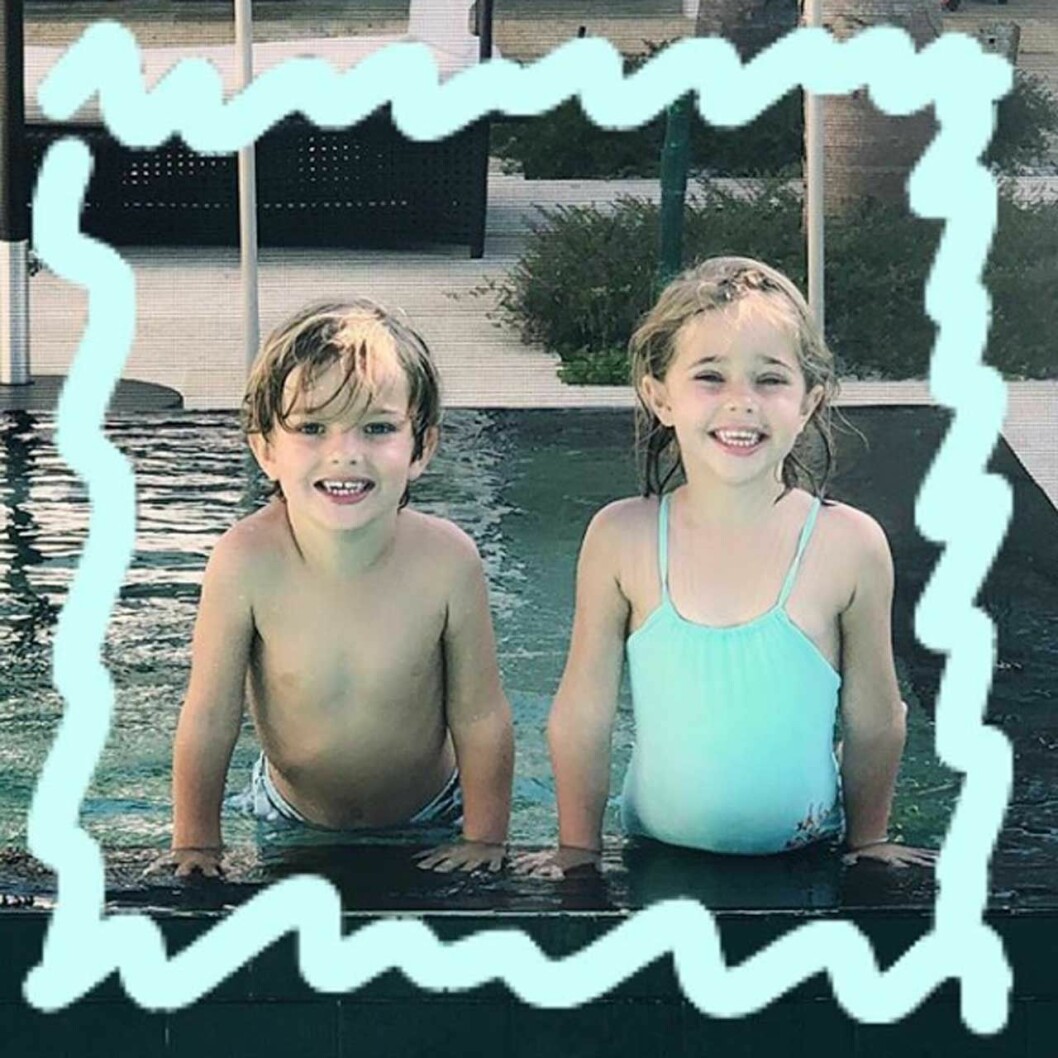 Prins Nicolas och prinsessan Leonore plaskar i poolen. Prins Nicolas och prinsessan Leonore vid poolen i Miami.