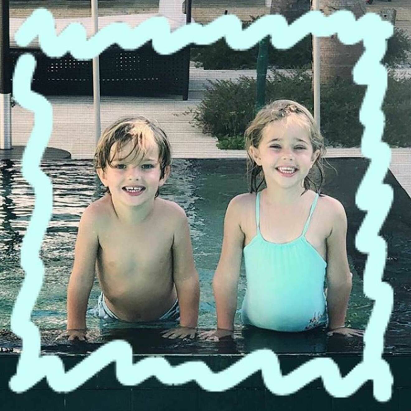 Prins Nicolas och prinsessan Leonore badar i en pool i Florida.