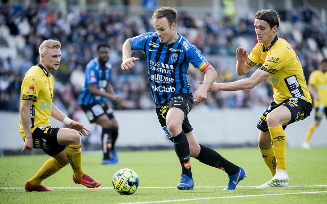 Niklas Thor in action på fotbollsplanen. Samma säsong som han la av blev han utsedd till lagets viktigaste spelare. Niklas Thor in action på fotbollsplanen. Samma säsong som han la av blev han utsedd till lagets viktigaste spelare.