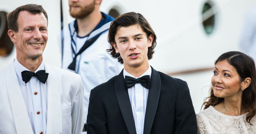 Prins Nikolai med sin mamma och pappa på 18-årsdagen.