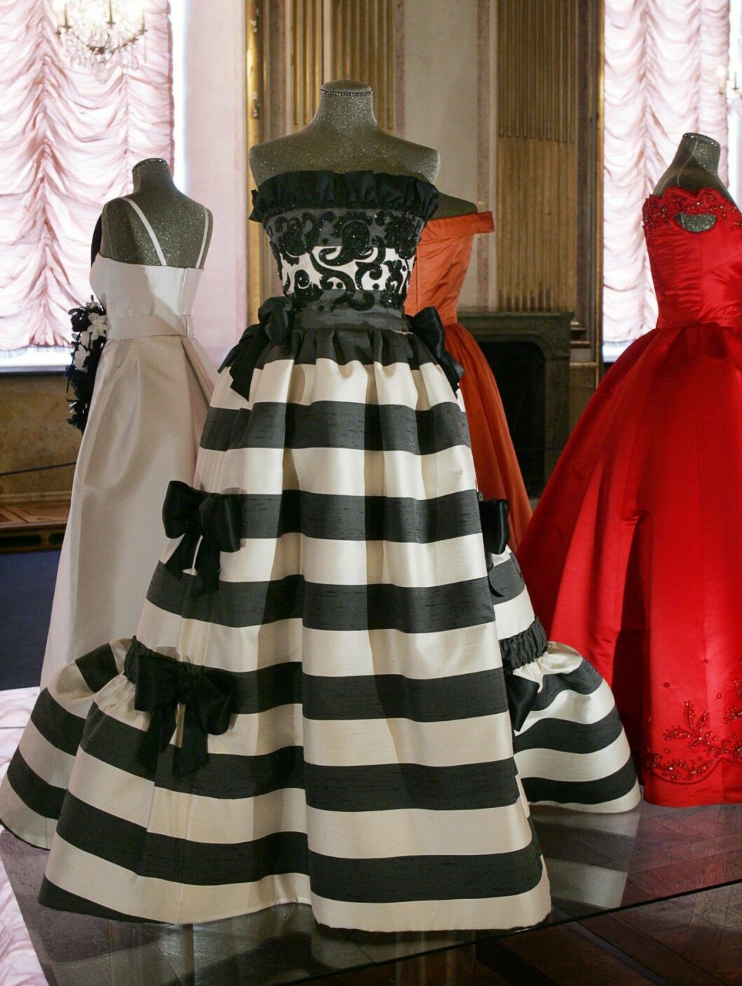 Här ser man alla vackra detaljer på Nina Ricci-klänningen. Nina Ricci-klänning