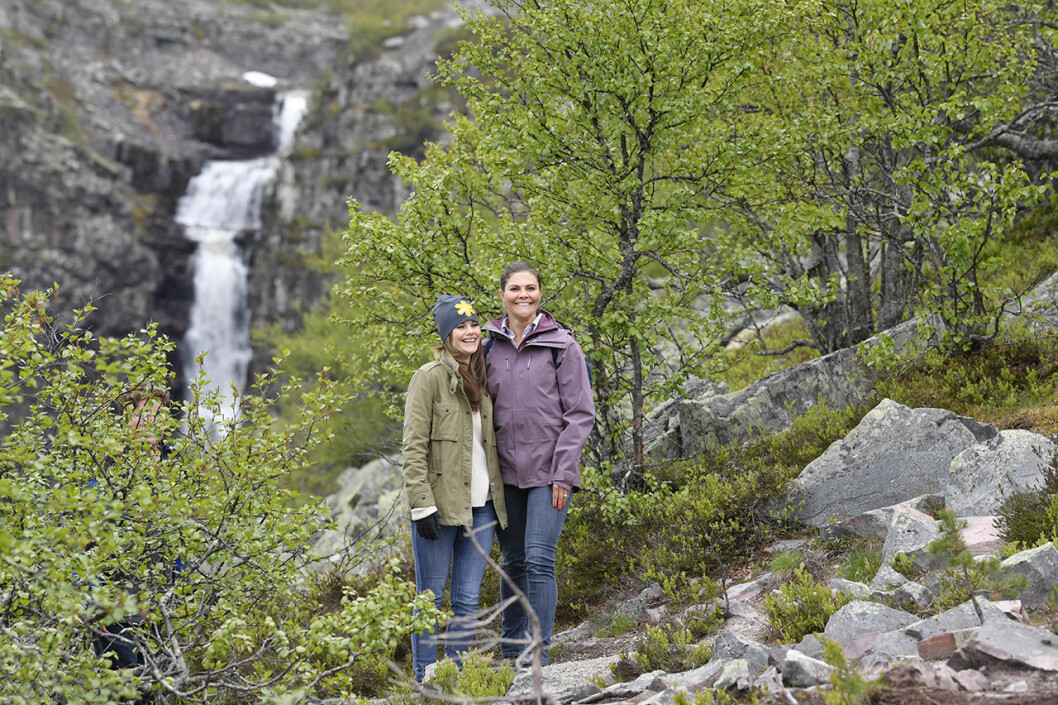 Kronprinsessan Victoria och prinsessan Sofia vid vattenfallet Njupeskär i Fulufjällets nationalpark. VICTORIA VANDRING DALARNA