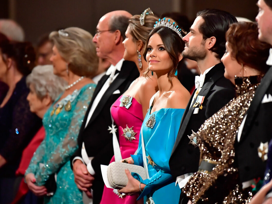 Prinsessan Madeleine, prinsessan Sofia och prins Carl Philip följer prisutdelningen från första raden. Prinsessan Sofia Nobelprisutdelningen Konserthuset