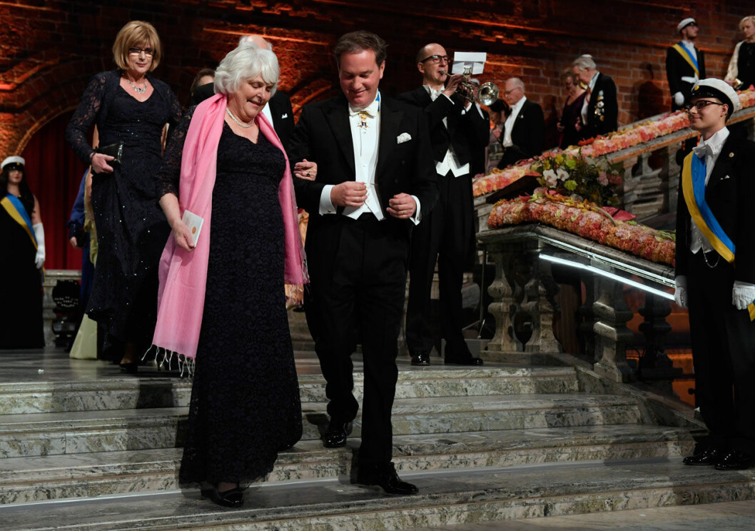 Chris med 2016 års bordsdam Berit Kosterlitz. Chris O'Neill på Nobelfesten med 2016 års bordsdam Berit Kosterlitz.