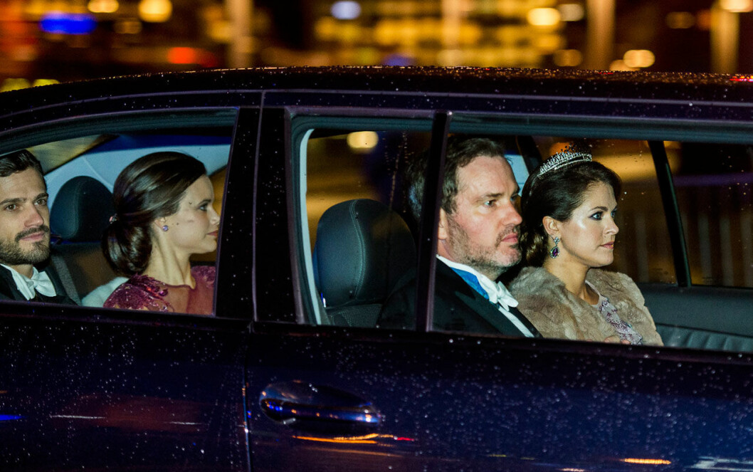 Fullt i paradbilen inför 2014 års Nobelfest. Prinsessan Madeleine, Chris O'Neill, prinsessan Sofia och prins Carl Philip på väg till Nobelfesten 2014.