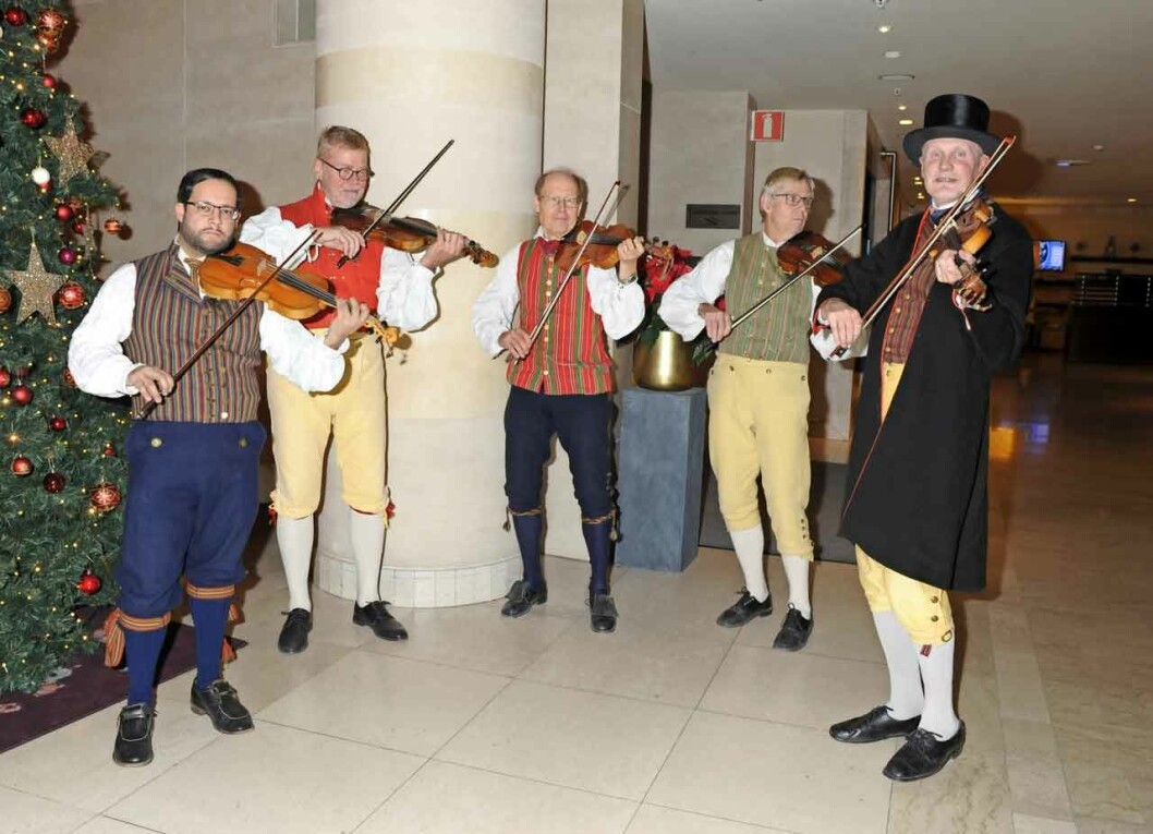Gästerna hälsades välkomna av spelmän från Akademiska folkdanslaget. Gästerna hälsades välkomna av spelmän från Akademiska folkdanslaget.