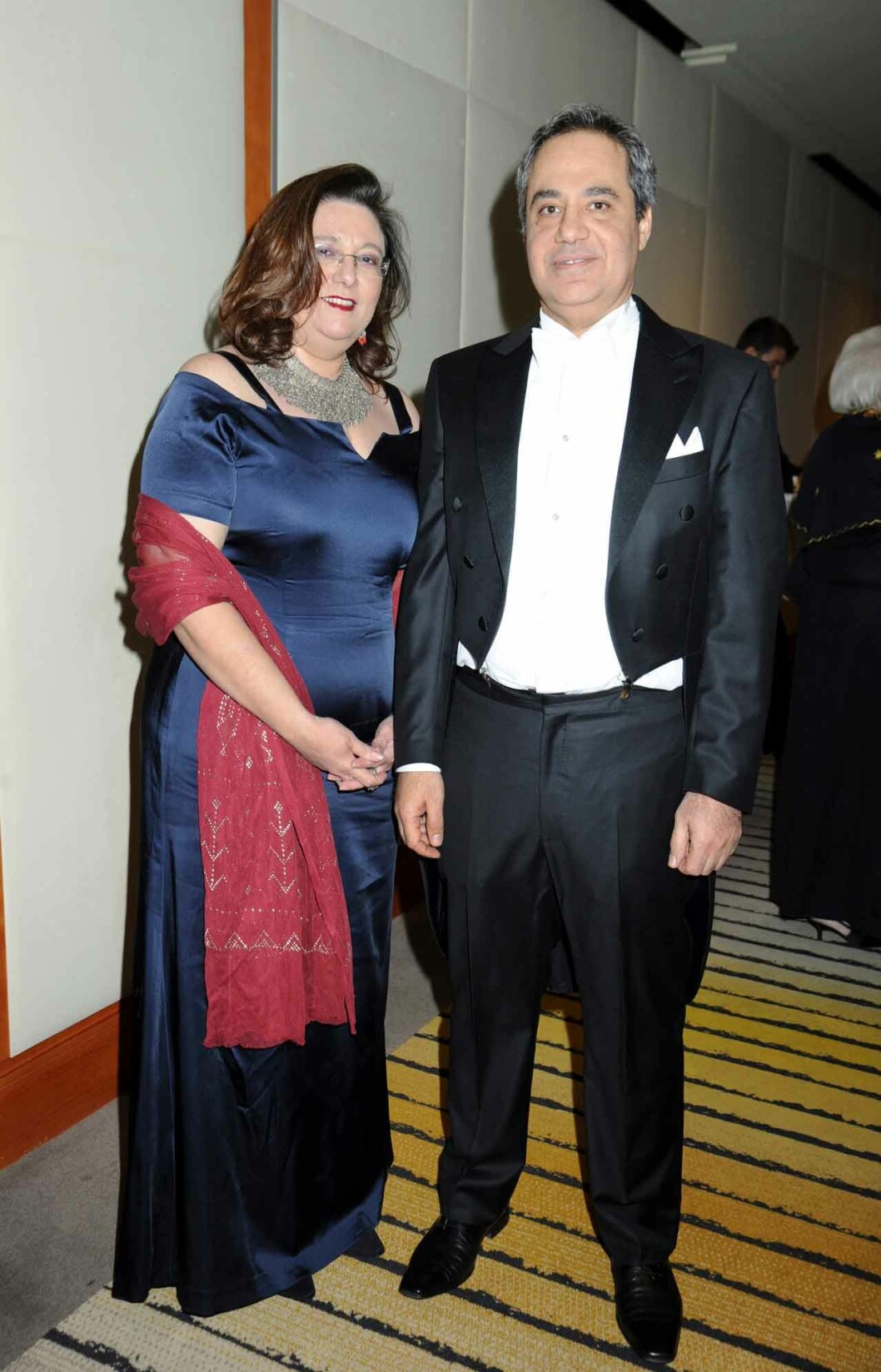 Presidenten för Diplomatic Spouses Club of Sweden är Egyptens Mrs Reem Maguid, som lagt ner mycket stort arbete och energi på denna gala. Här med sin man ambassadör Mr Alaa Hegazy. Presidenten för Diplomatic Spouses Club of Sweden är Egyptens Mrs Reem Maguid, som lagt ner mycket stort arbete och energi på denna gala. Här med sin man ambassadör Mr Alaa Hegazy.