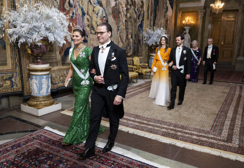 Kronprinsessan Victoria och prins Daniel, samt prinsessan Sofia och prins Carl Philip anländer till kungens middag på Slottet dagen efter Nobelbanketten
