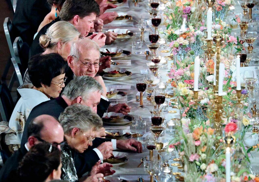 Ett gäng mätta gäster. Blommorna på honnörsbordet vid Nobelfesten 2019.