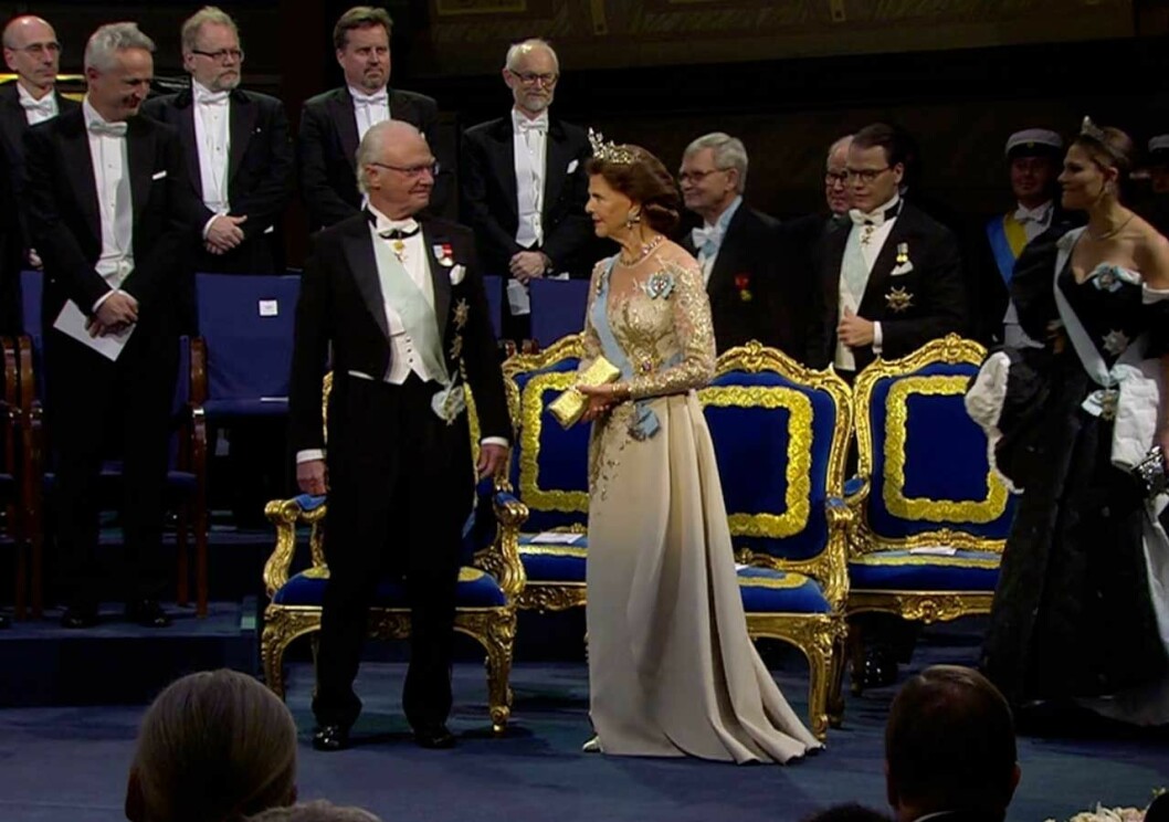 – Pssst Carl Gustaf! Inte där! Kungen och drottning Silvia och stoldramat under Nobel 2019.