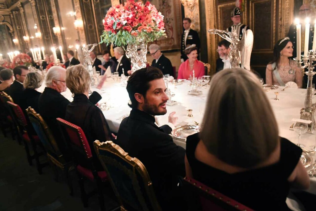 Prins Carl Philip satt mittemot prinsessan Sofia.