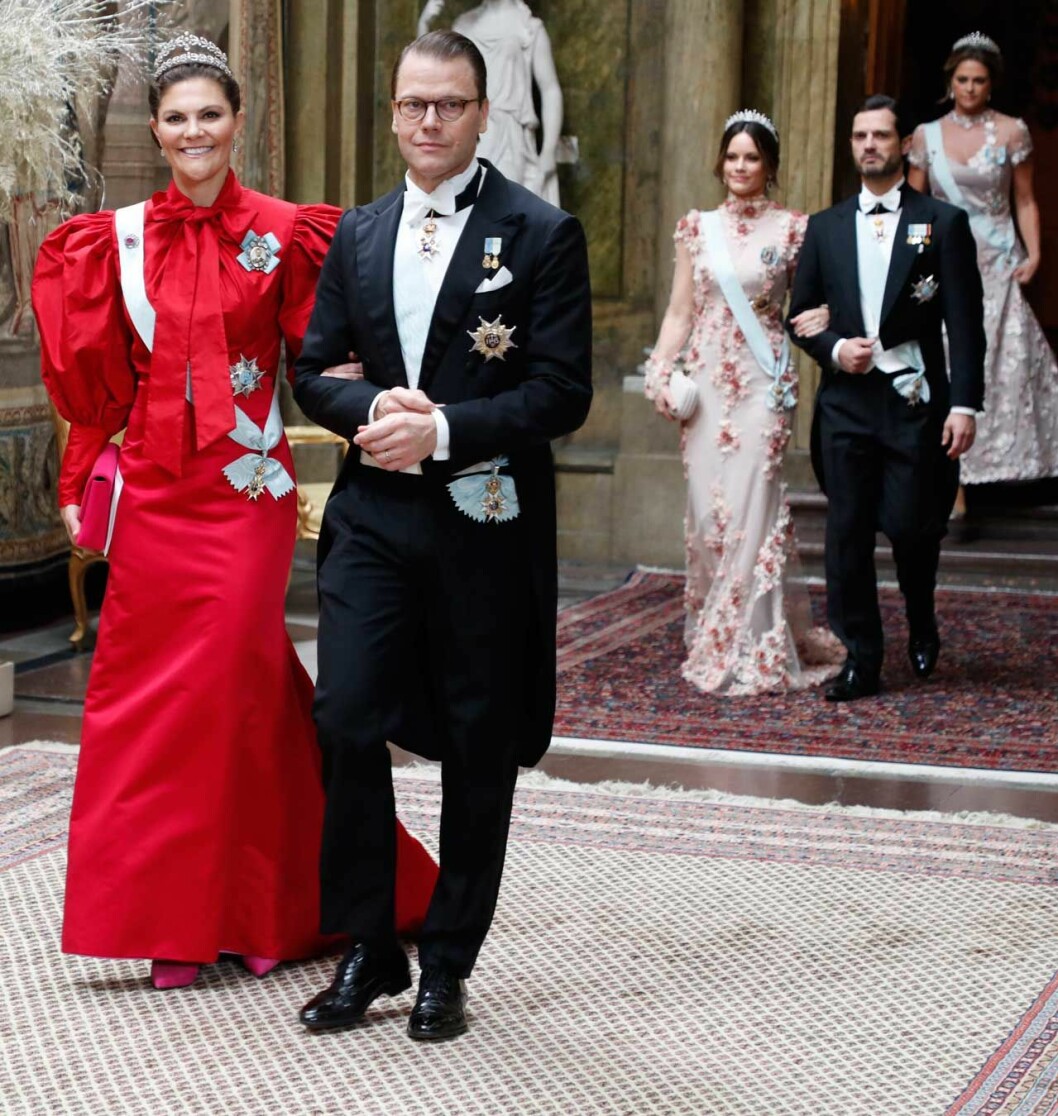 Syskonen Bernadotte. Tronföljden avgör vem som gör entré först. Kungens Nobelmiddag på Stockholms slott 2019.