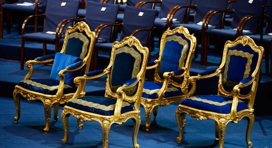 Nobelstolarna har mer än 200 år på nacken och fraktas från slottet till Konserthuset varje år, så att kungafamiljen ska kunna sitta med stil. Stoldramat under Nobel 2019.