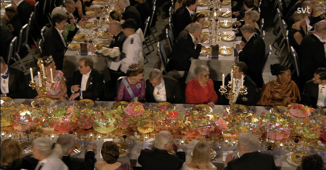 Huvudrätten på Nobelfesten väckte starka reaktioner, innan det lugnande beskedet kom. Kronprinsessan Victoria och drottning Silvia äter maten på Nobelfesten