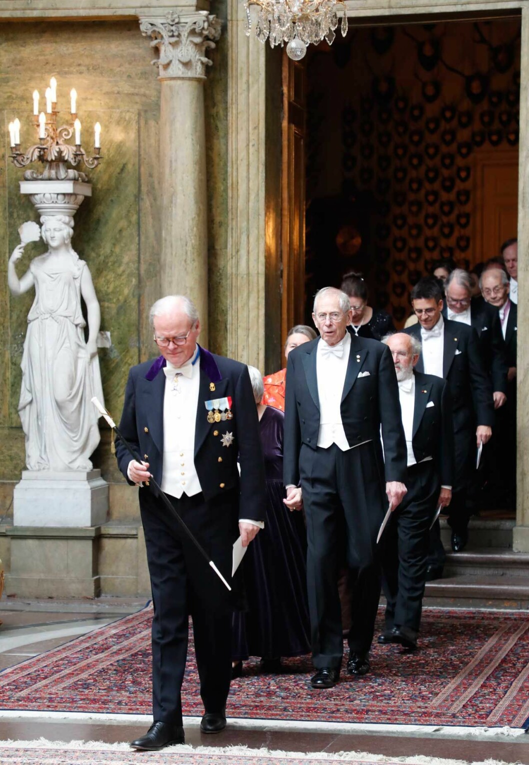 Nobelpristagarna anförda av kungens festfixare, ceremonimästaren Odd Zschiedrich.