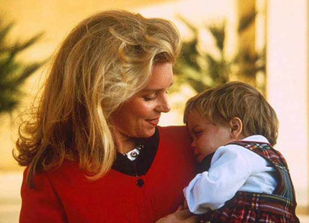 Här ser vi prinsessan Iman som liten på sin mors arm