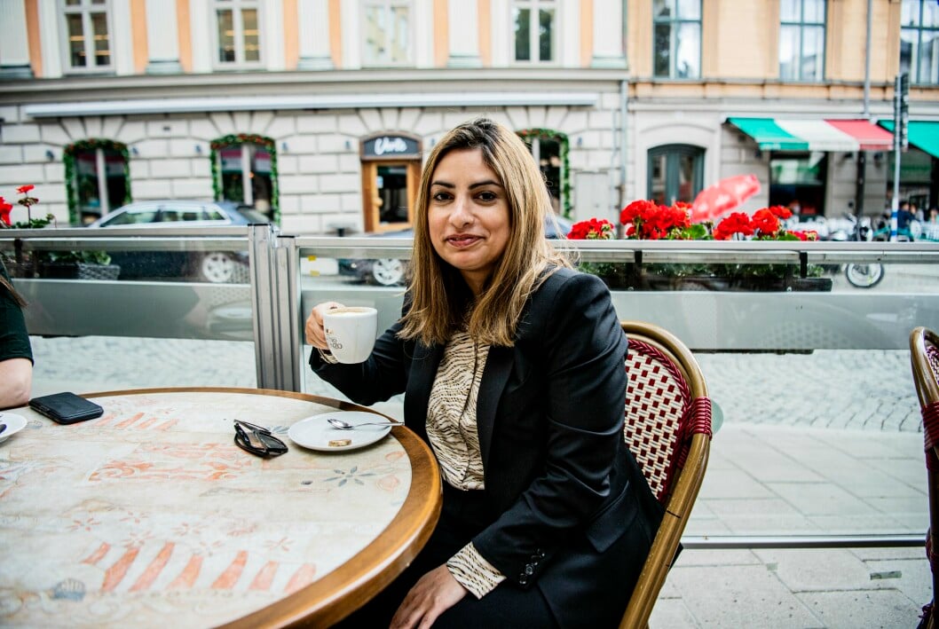 Svensk Damtidnings reporter Anna von Koch träffade Nooshi Dadgostar på hennes favoritställe Ristorante da Peppe, som ligger nära hennes jobb i Gamla stan. Vänsterpartiets ledare Nooshi Dadgostar