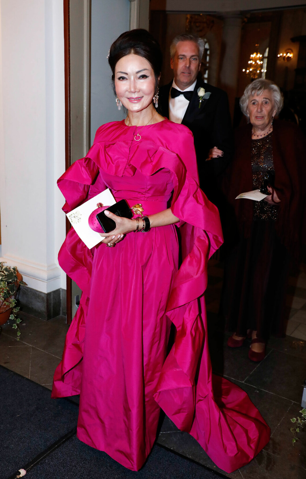Noppes änka, och Leonards mamma, Lee Lewenhaupt var en riktig glamourchock! Noppe Lewenhaupts änka Lee i chockrosa på sonen Leonard Johanssons bröllop.