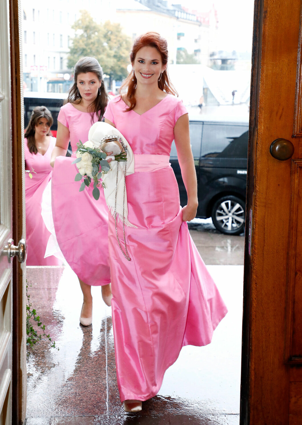 Tärnföljet i karamellrosa, lett av prinsessan Christinas svärdotter Vicky Magnuson. Prinsessan Christinas svärdotter Vicky Magnuson var tärna vid societetsbröllopet i Gustaf Vasa kyrka.