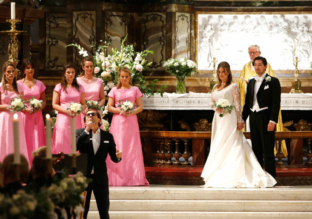 Fredrik Benedict Nybladh sjunger solo under vigseln. Han är god vän med prins Carl Philip och prinsessan Sofia och sjöng både på deras bröllop 2015 och på prins Alexanders dop. Fredrik Benedict Nybladh sjöng Ted Gärdestads "För kärlekens skull" under vigseln i Gustaf Vasa kyrka.