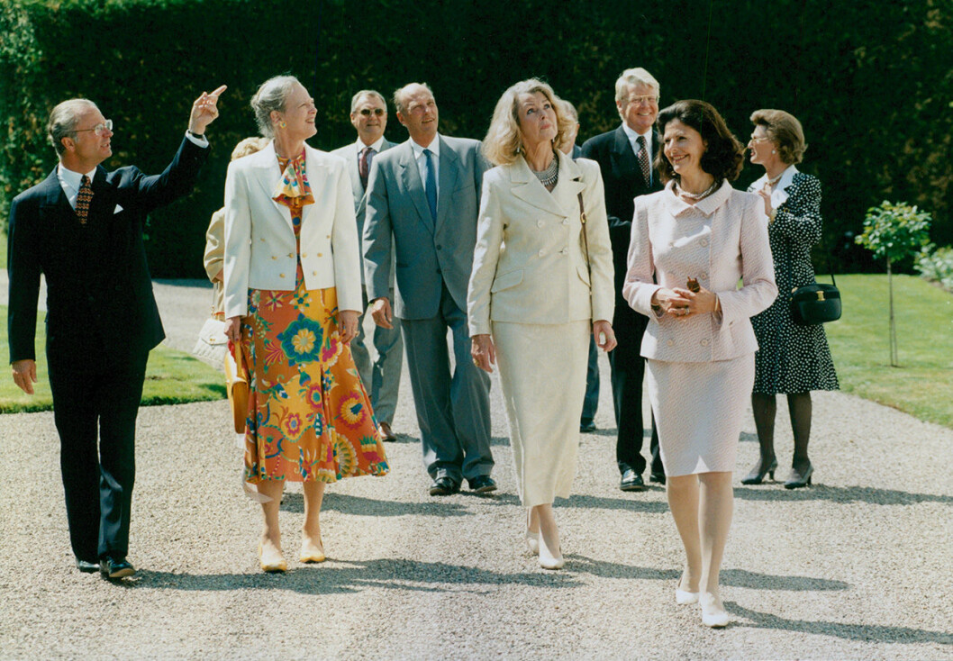 Bilden (fr.v.): Kung Carl XVI Gustaf, drottning Margrethe av Danmark, prins Henrik av Danmark (längst bak), kung Harald av Norge (i bakgrunden), presidentfru Gudrun Katrin Torbergsdottir, Island, president Ragnar Grimsson, Island (i bakgrunden), drottning Silvia, drottning Sonja av Norge. Bilden (fr.v.): Kung Carl XVI Gustaf, drottning Margrethe av Danmark, prins Henrik av Danmark (längst bak), kung Harald av Norge (i bakgrunden), presidentfru Gudrun Katrin Torbergsdottir, Island, president Ragnar Grimsson, Island (i bakgrunden), drottning Silvia, drottning Sonja av Norge.