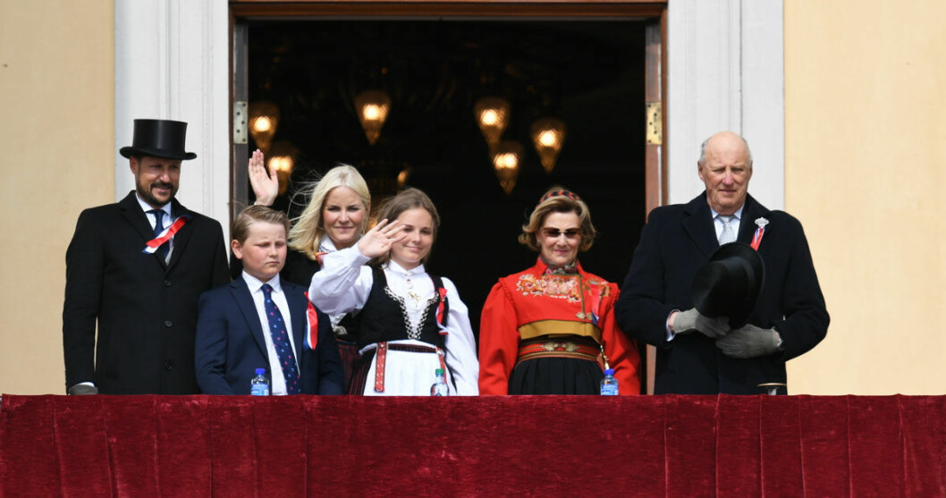 Kronprins Haakon, Sverre Magnus, kronprinsessan Mette-Marit, Ingrid Alexandra och kungaparet Harald och Sonja firade från balkongen. Kronprins Haakon, Sverre Magnus, kronprinsessan Mette-Marit, Ingrid Alexandra och kungaparet Harald och Sonja firade från balkongen.