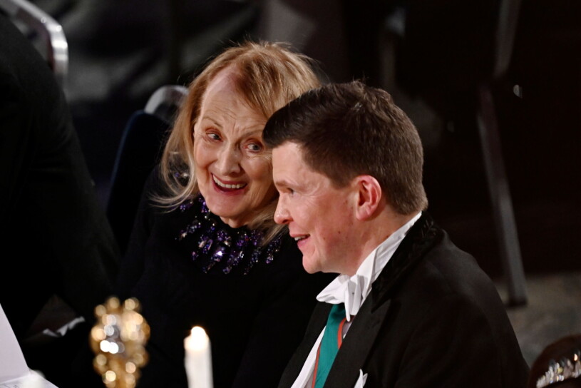 Oron var helt obefogad – och dramatiken var snabbt över! Annie Ernaux och talmannen Andreas Norlén i samtal på Nobelbanketten.
