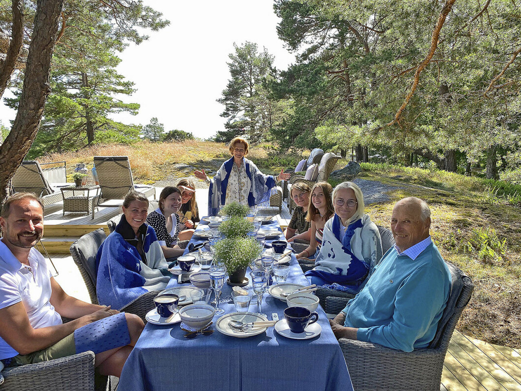 Den norska kungafamiljens härliga sommarhälsning. Norska kungafamiljen