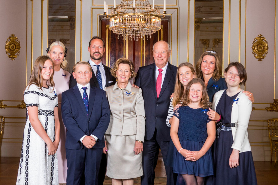 Emma med hela den norska kungafamiljen när farmor drottning Sonja och farfar kung Harald firade guldbröllop 2018. Norska kungafamiljen 2018.